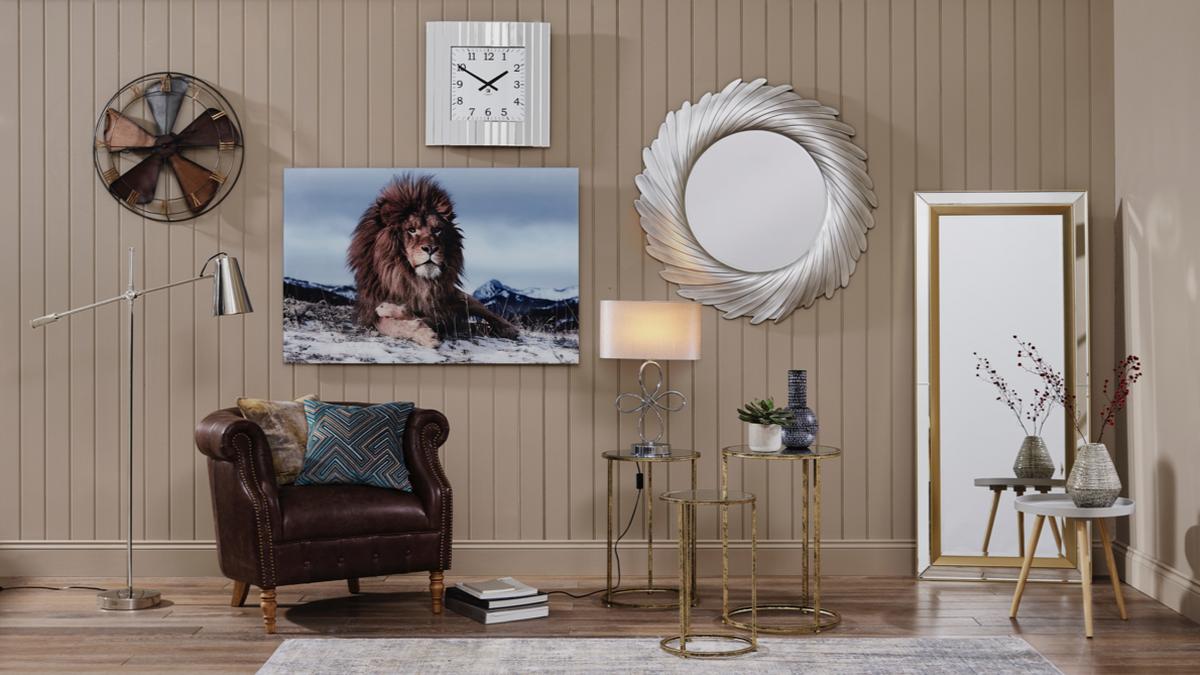 Accessories including a clock, mirror and rug. 