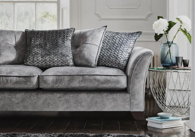 AMORA_CLOSEUP_STYLE_WITH_GREY