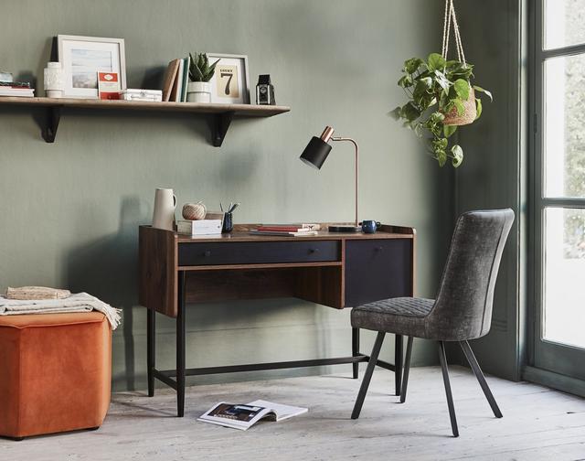 Small bedroom storage ideas – desk.