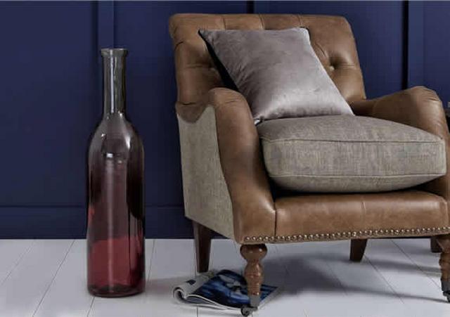 Romantic bedroom ideas – red ombre bottle vase